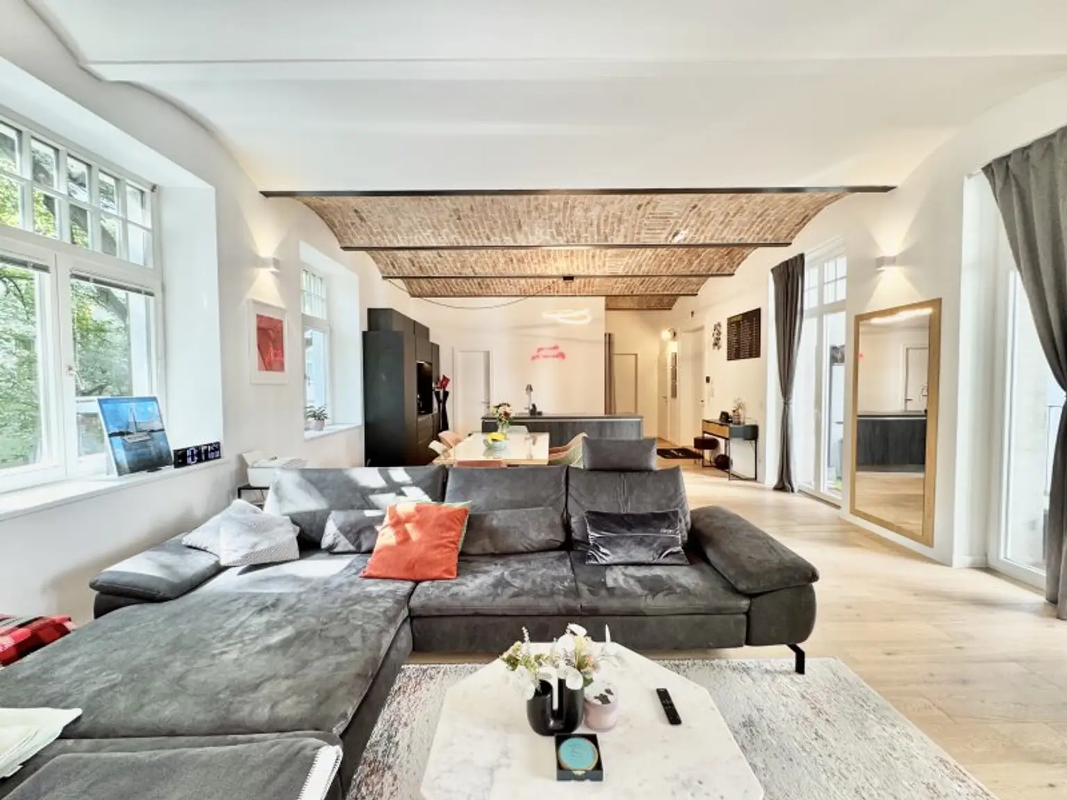Einzigartiges LOFT in Hofruhelage | Traumhafte Immobilie mit großzügigem Balkon | Vollmöbliert bei Bedarf