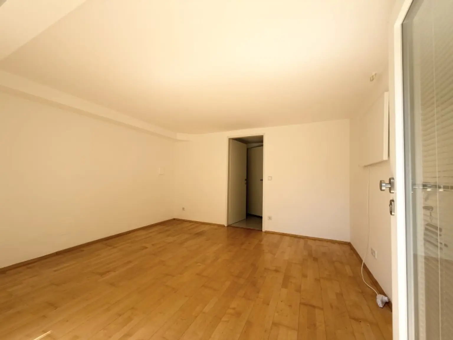 Souterrain Zimmer mit separatem Eingang