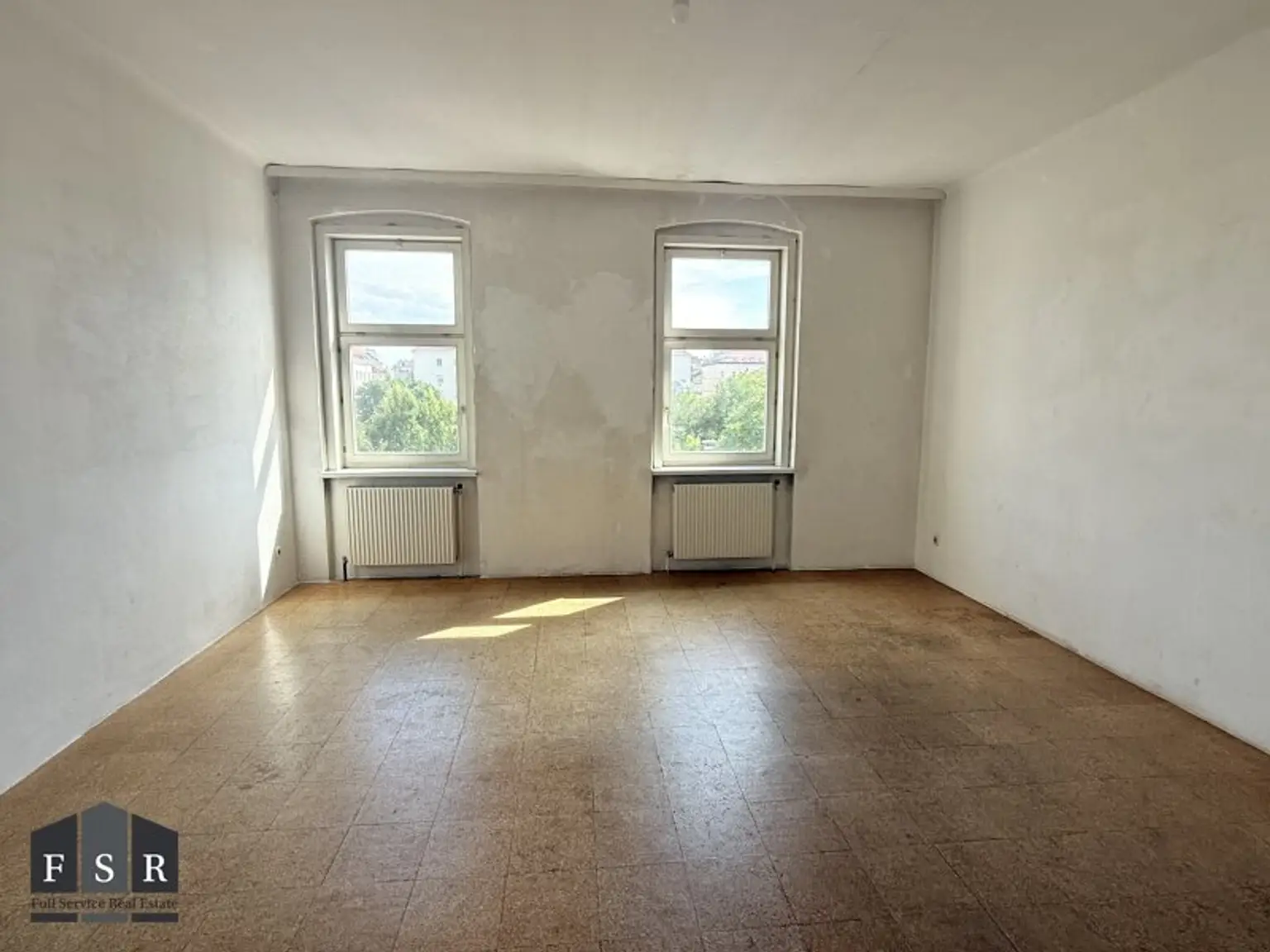 Lichtdurchflutete 4,5 Zimmer Wohnung - SANIERUNGSBEDÜRFTIG & BALKONANBAU möglich