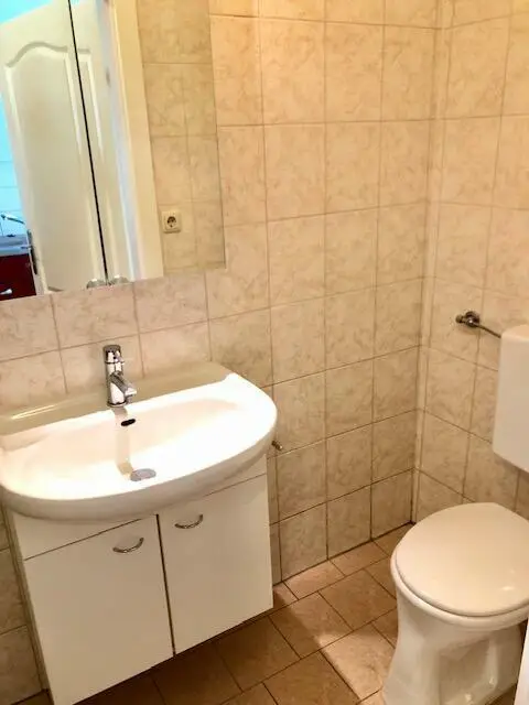 Zentrale Lage: Garconniere im EG