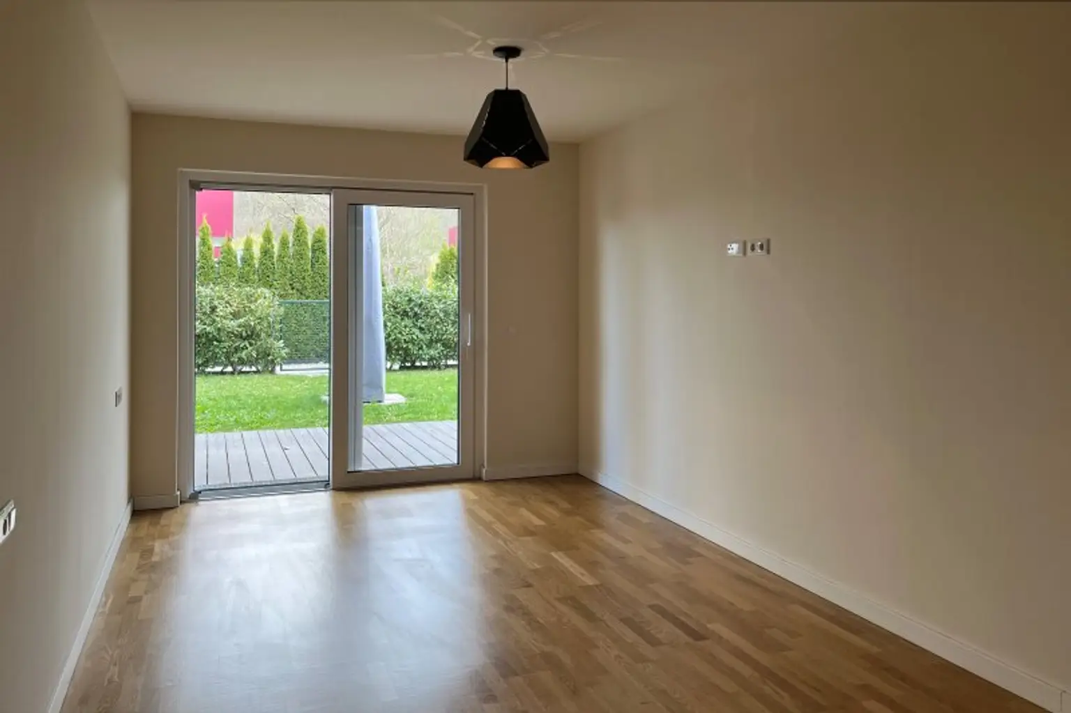 Zimmer 2 mit Ausgang auf die Gartenterrasse