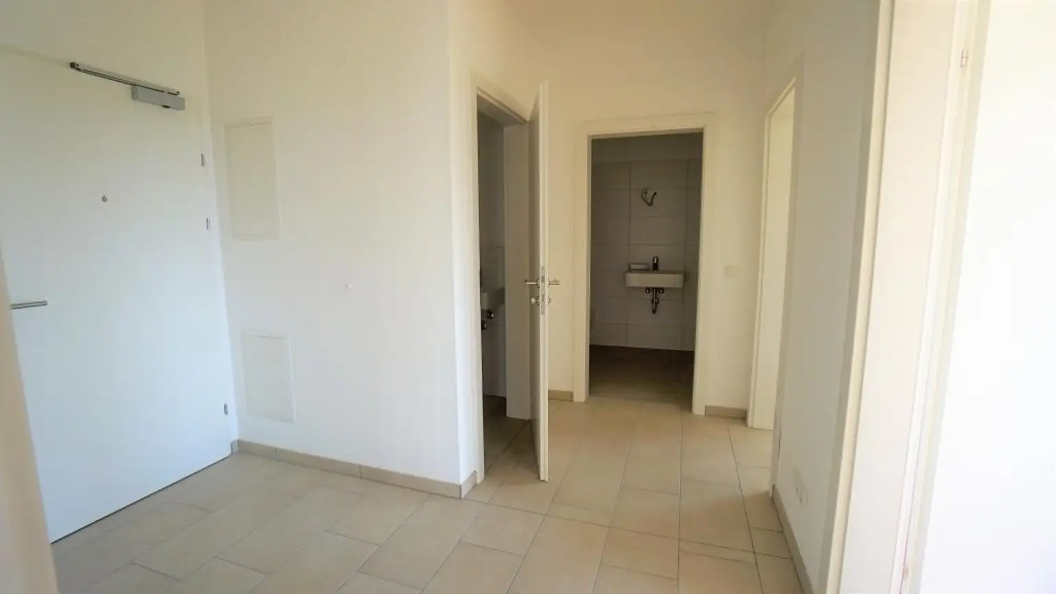 Beeindruckende 3 Zimmerwohnung mit großer Dachterrasse, Carportplatz und Stellplatz