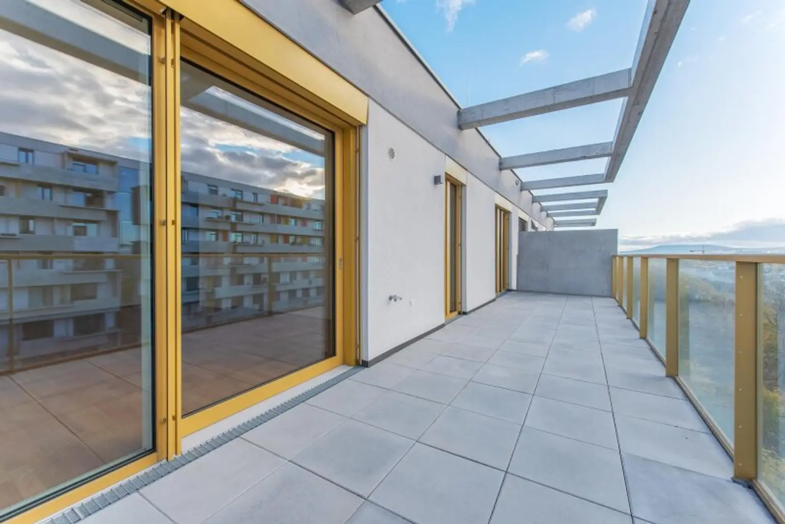Ab Oktober! Nahe U3! Terrasse mit Weitblick! Prima 3-Zimmer-Wohnung zu vermieten!