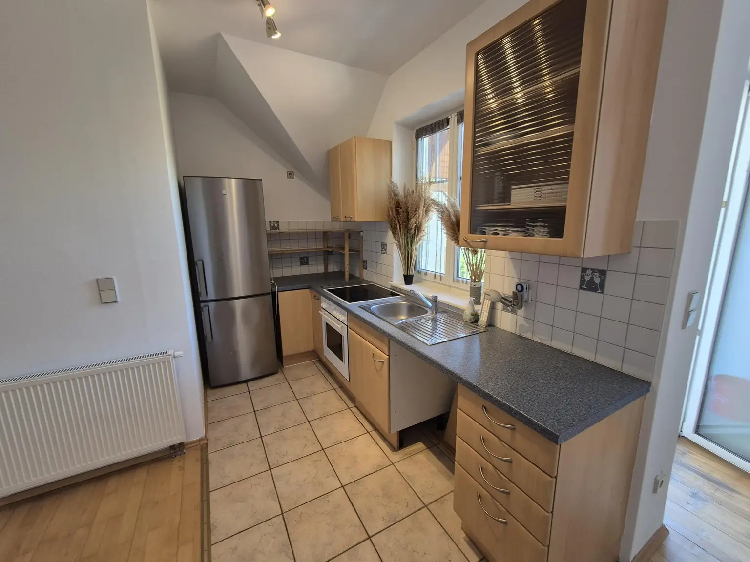 GUT GESCHNITTENE HELLE 2 ZIMMER WOHNUNG MIT LOGGIA UND KFZ-ABSTELLPLATZ
