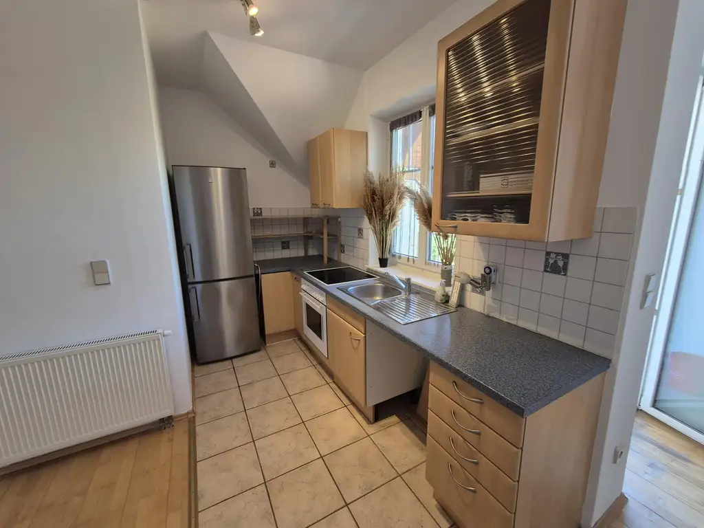 GUT GESCHNITTENE HELLE 2 ZIMMER WOHNUNG MIT LOGGIA UND KFZ-ABSTELLPLATZ