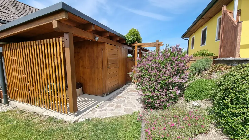 Charmanter Bungalow mit großem Garten, Photovoltaik & Teichanlage
