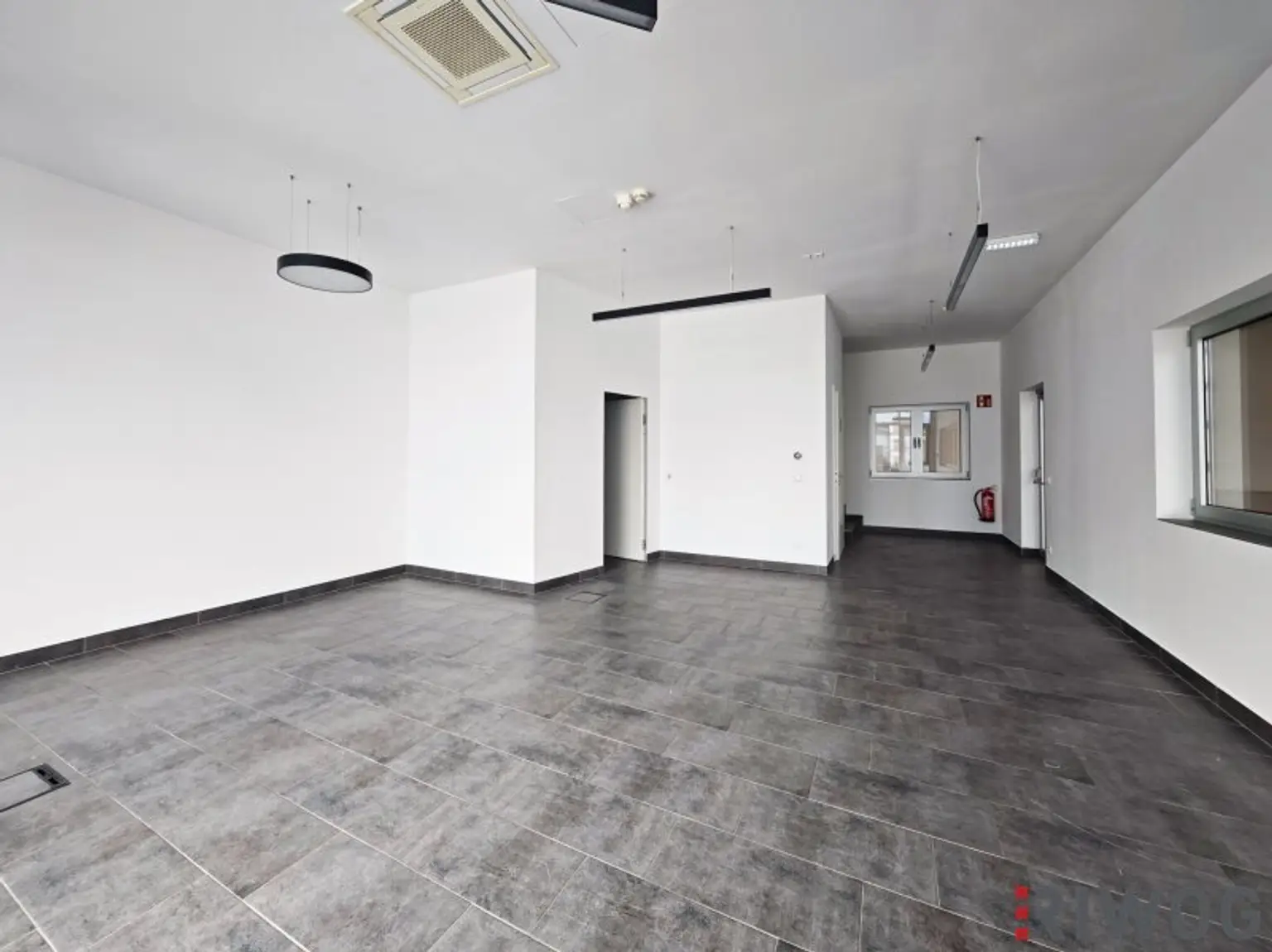 Produktionshalle mit ca. 800m² inkl. modernem Büro || Parkplätze || 3 Sektionaltore