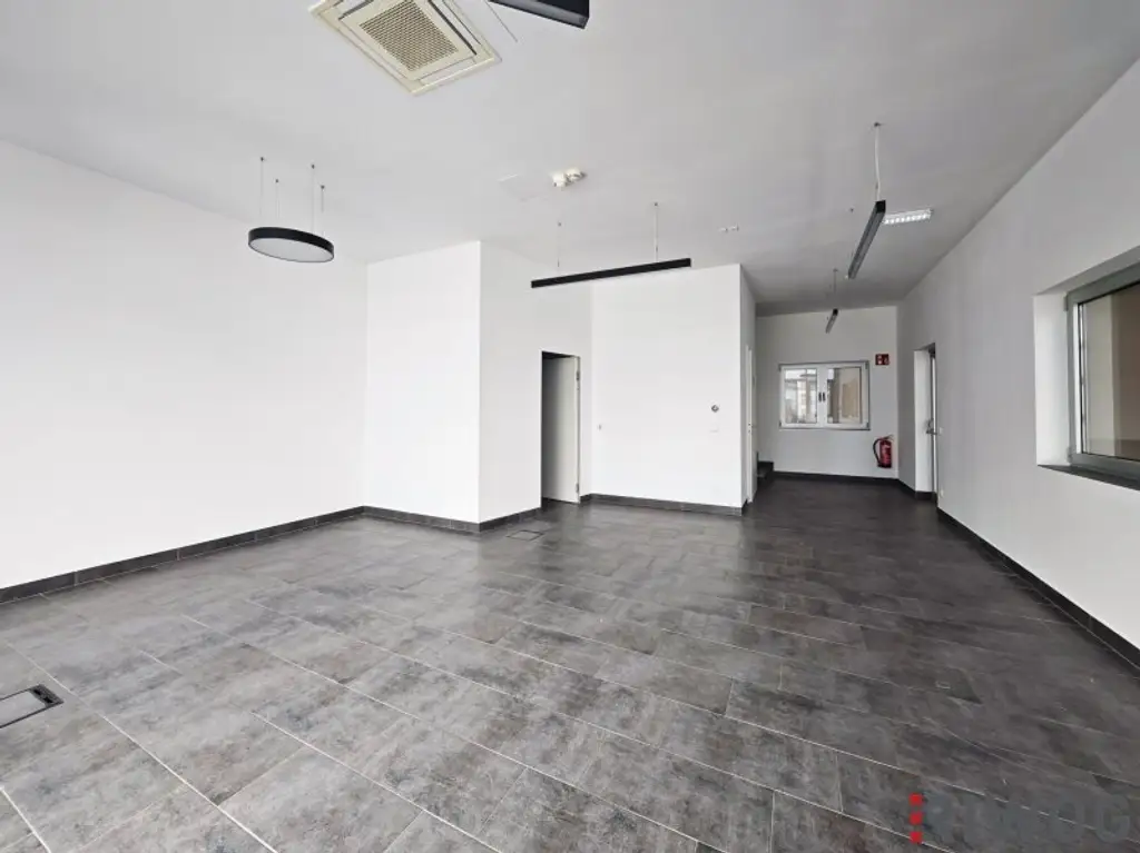 Produktionshalle mit ca. 800m² inkl. modernem Büro || Parkplätze || 3 Sektionaltore