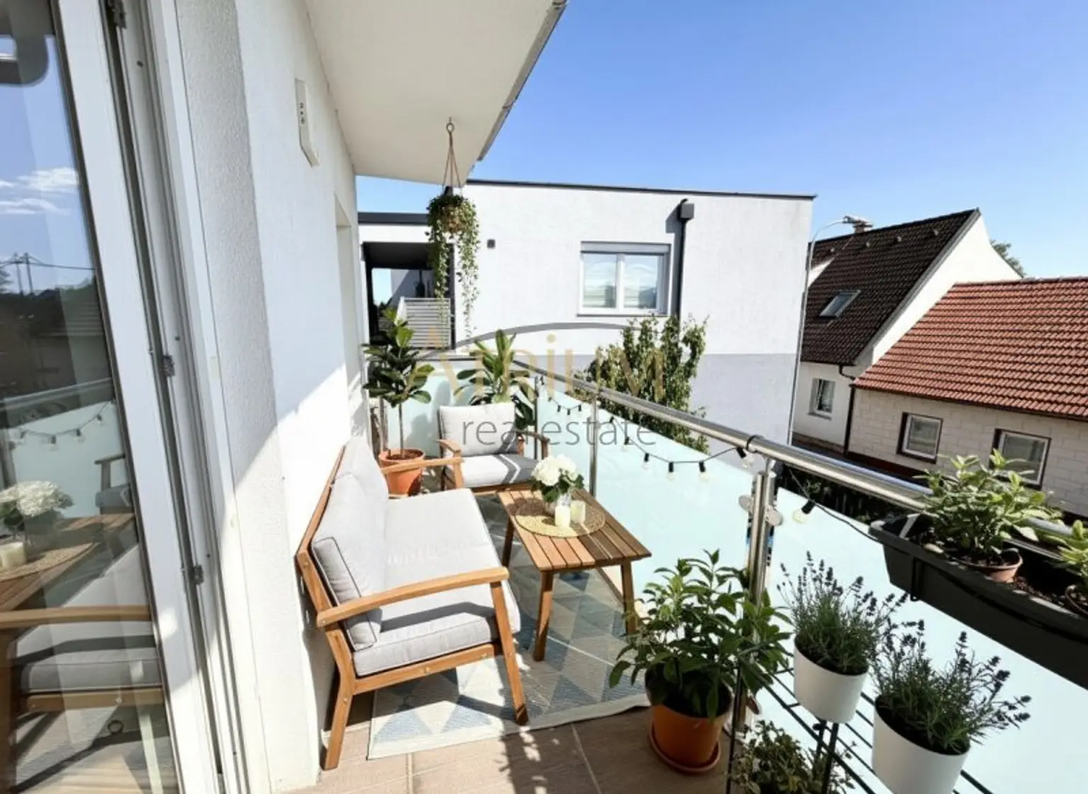 Eigentumswohnung mit knapp 90m² Wohnfläche und sonnigem Balkon - Idyllische Seitengasse in Bahnhofsnähe.