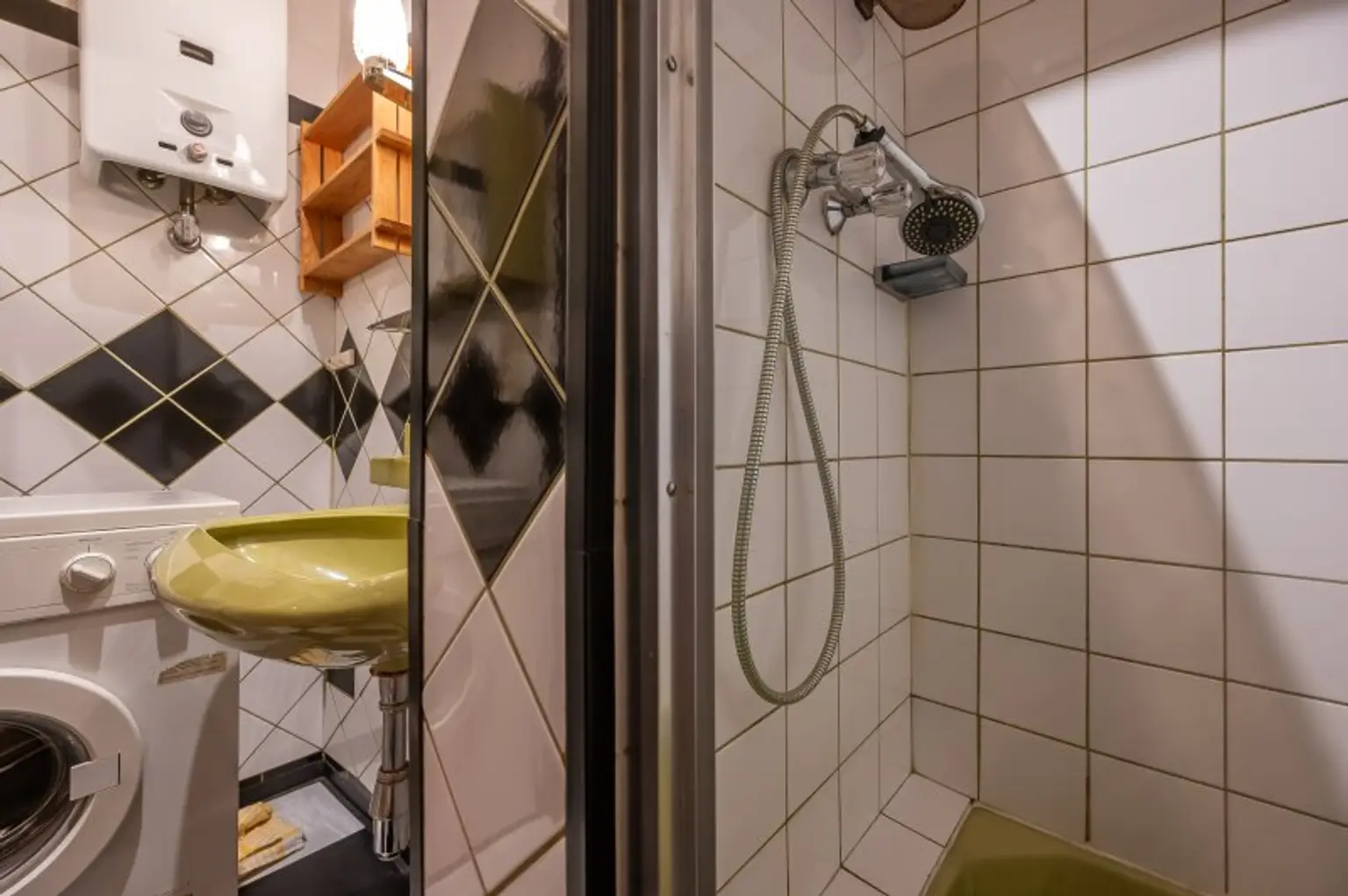 ++NEU++ Sanierungsbedürftige 3-Zimmer Altbauwohnung in guter Lage!!