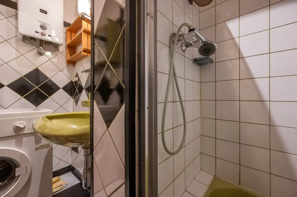 ++NEU++ Sanierungsbedürftige 3-Zimmer Altbauwohnung in guter Lage!!