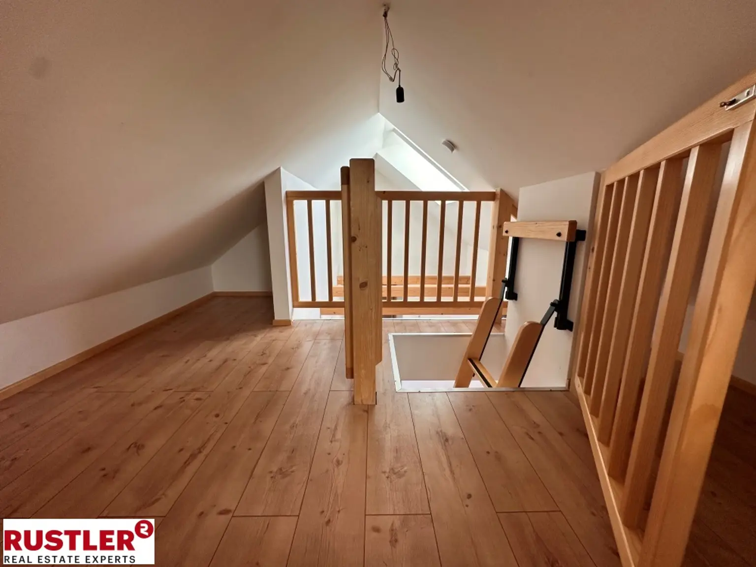 Außergewöhnliche 3-Zimmer Maisonette-Wohnung in Ruhelage