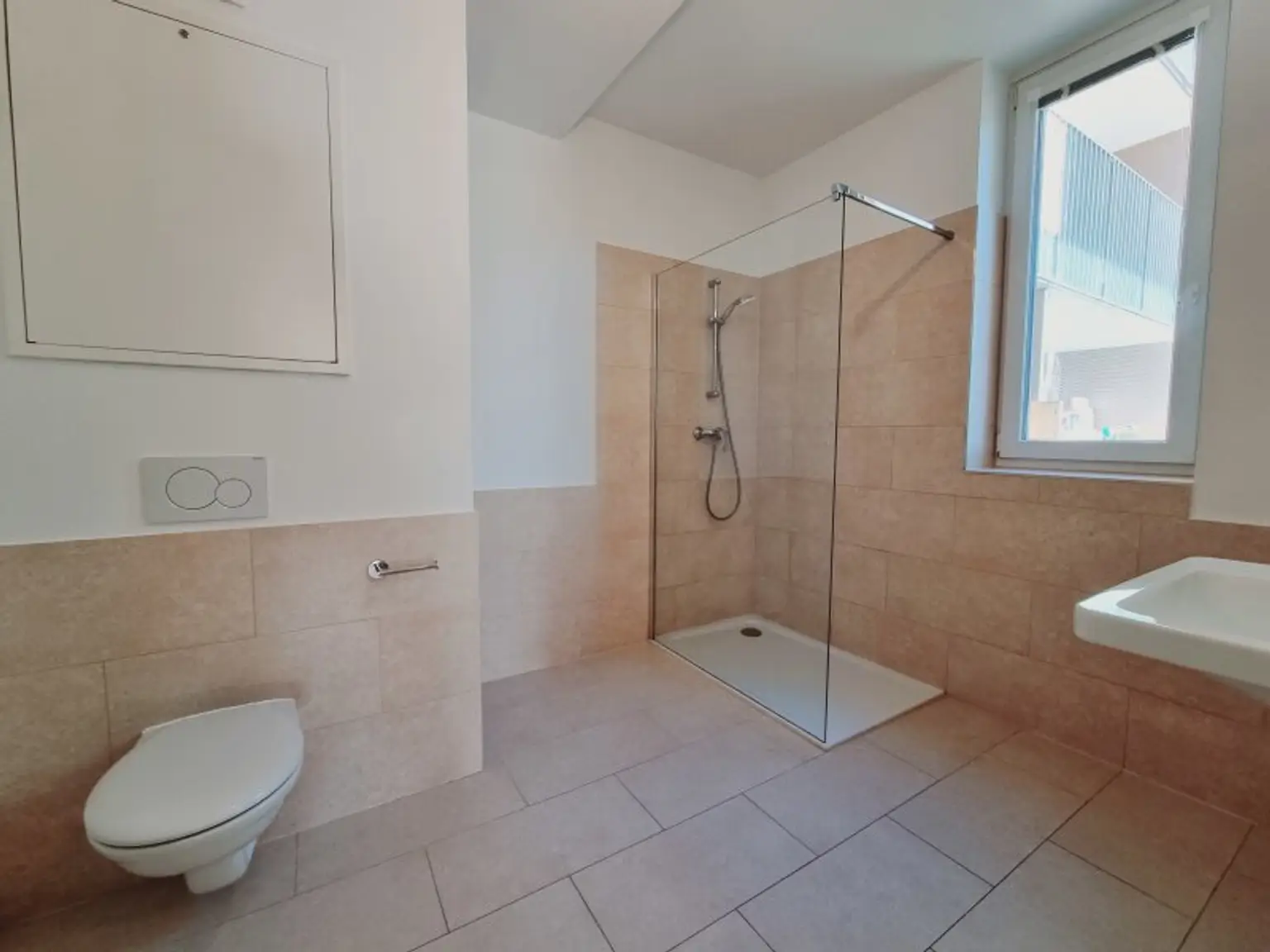 Tageslichtbadezimmer + WC