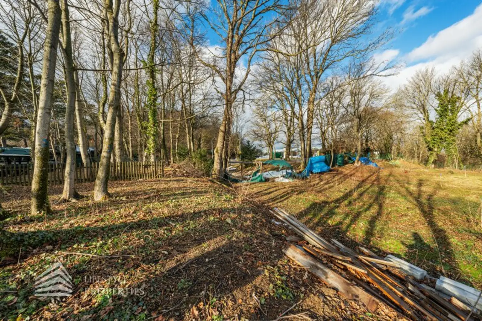 Exklusives Baugrundstück in einzigartiger Lage mit Einreichplanung!