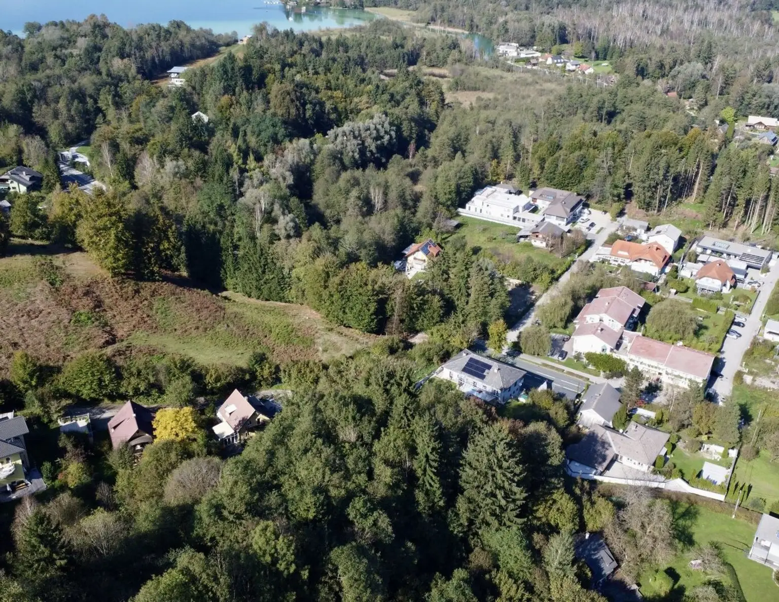 Tolle Gelegenheit: Sonniges Baugrundstück in Hanglage am Südufer vom Wörthersee