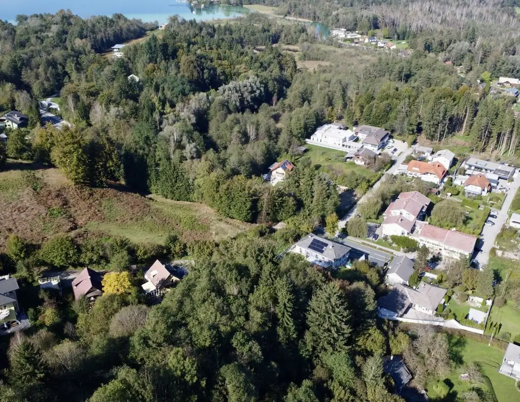 Tolle Gelegenheit: Sonniges Baugrundstück in Hanglage am Südufer vom Wörthersee