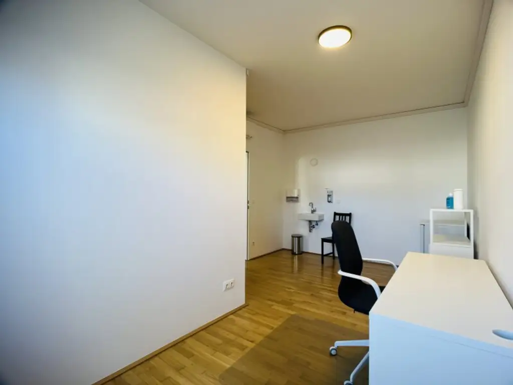 Vielseitig nutzbare, sanierte Praxis / Wohnung in zentraler Bahnhofsnähe in Brunn am Gebirge – Kauf oder Miete möglich!