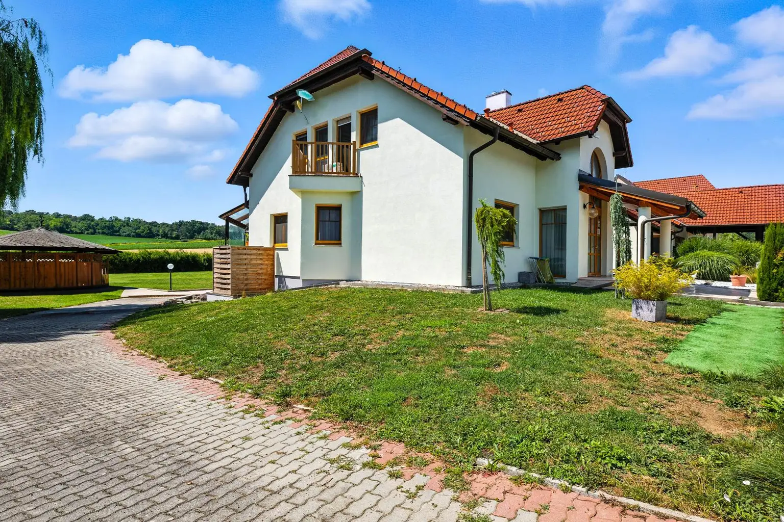 HOCHKARÄTIGES WOHNEN IN GRÜNRUHELAGE! WOHLFÜHL-REFUGIUM DER EXTRA KLASSE: TRADITION TRIFFT MODERNSTEN KOMFORT!