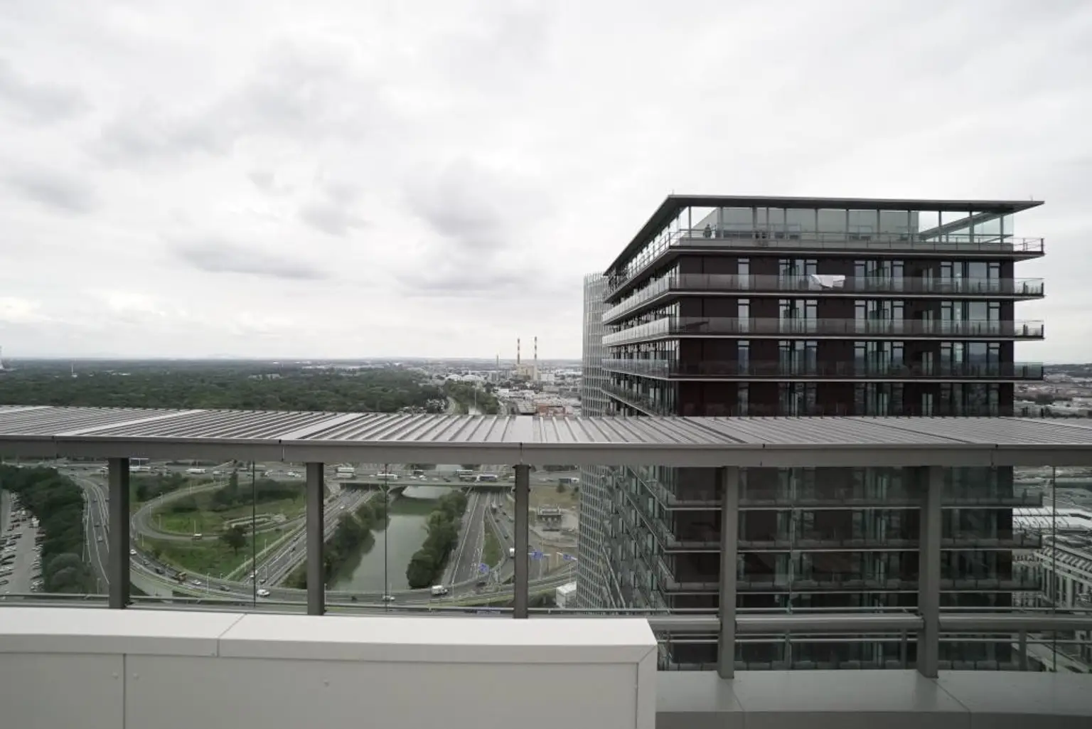 2 Zimmer + Balkon im TRIIIPLE! VIDEOBESICHTIGUNG!