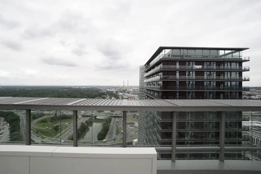 2 Zimmer + Balkon im TRIIIPLE! VIDEOBESICHTIGUNG!