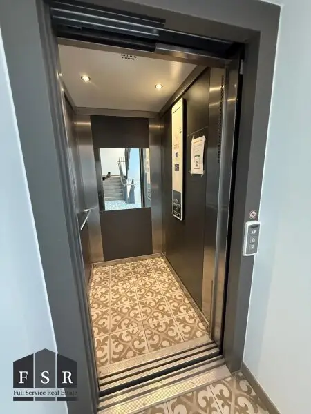Alles da - Moderne und elegante Altbauwohnung mit Balkon in bester Lage + 1x Garagenplatz und Einbauküche im Preis inkludiert