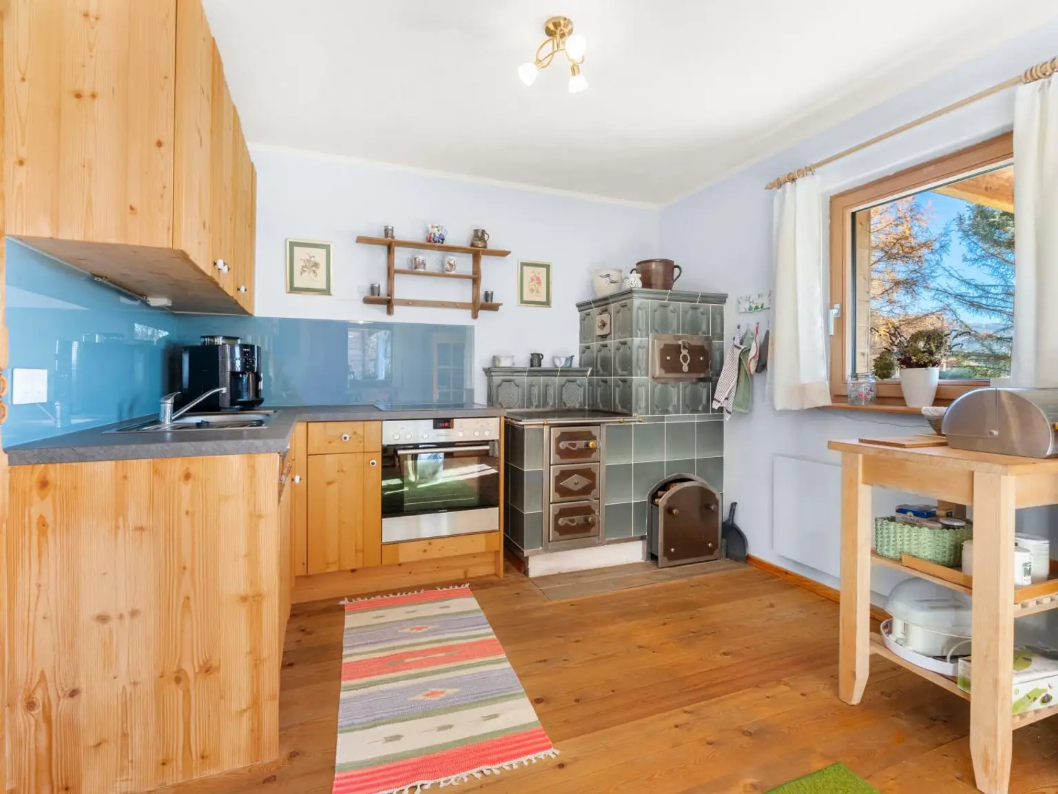 Wohnküche mit Kachelofen