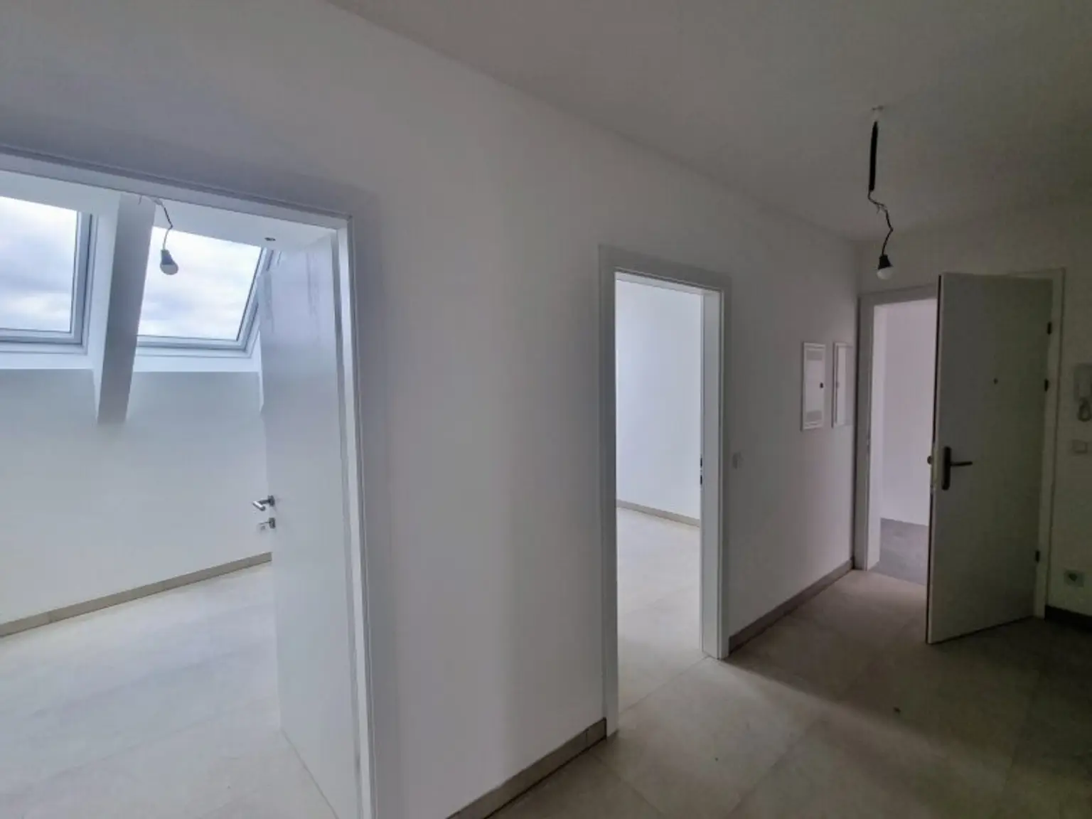 Traumhafte Erstbezug-Wohnung mit Balkon und zwei Stellplätzen – optimale Bahnverbindung nach Wien
