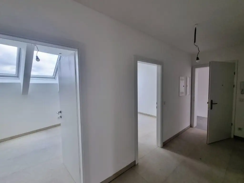 Traumhafte Erstbezug-Wohnung mit Balkon und zwei Stellplätzen – optimale Bahnverbindung nach Wien