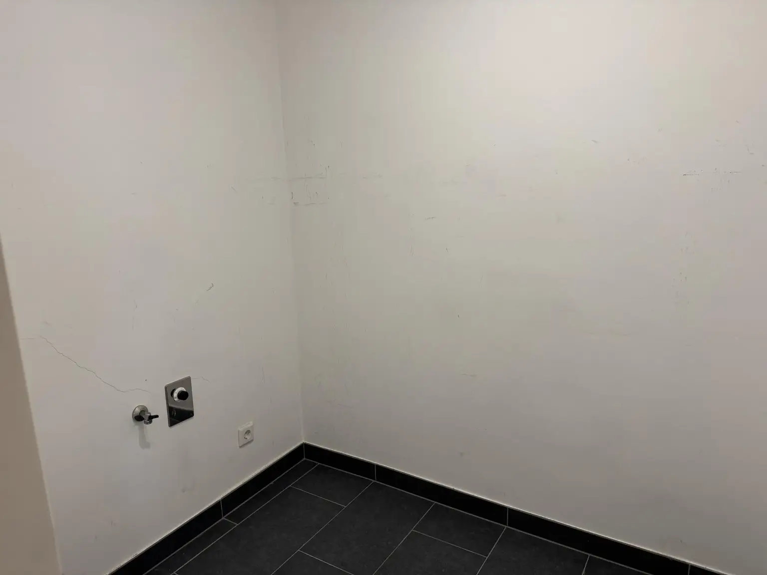 Abstellraum mit WM Anschluss