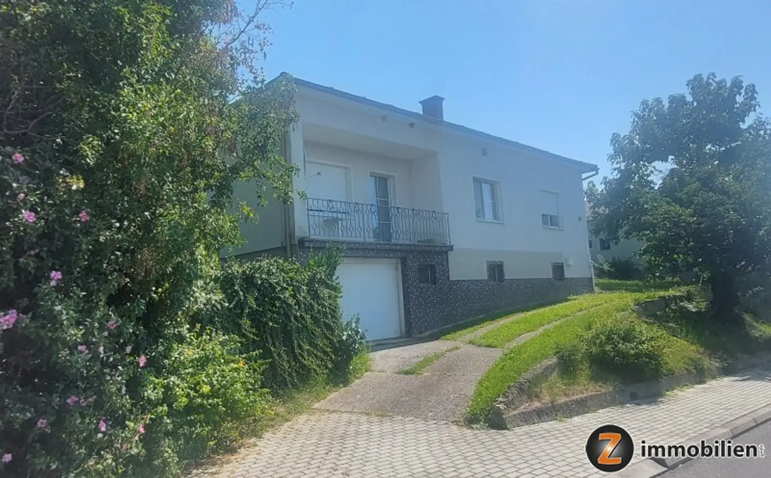 Großzügiges Einfamilienhaus mit idyllischen Garten