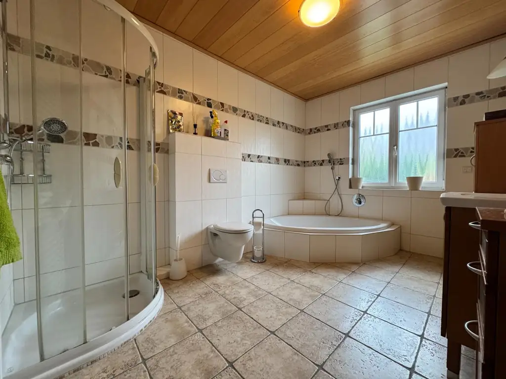 COMING SOON! Traum Bungalow mit Kachelofen, Terrasse, XXL-Garten, Einliegerwohnung KG  und Doppelgarage zum Schnellbezug in Ansfelden