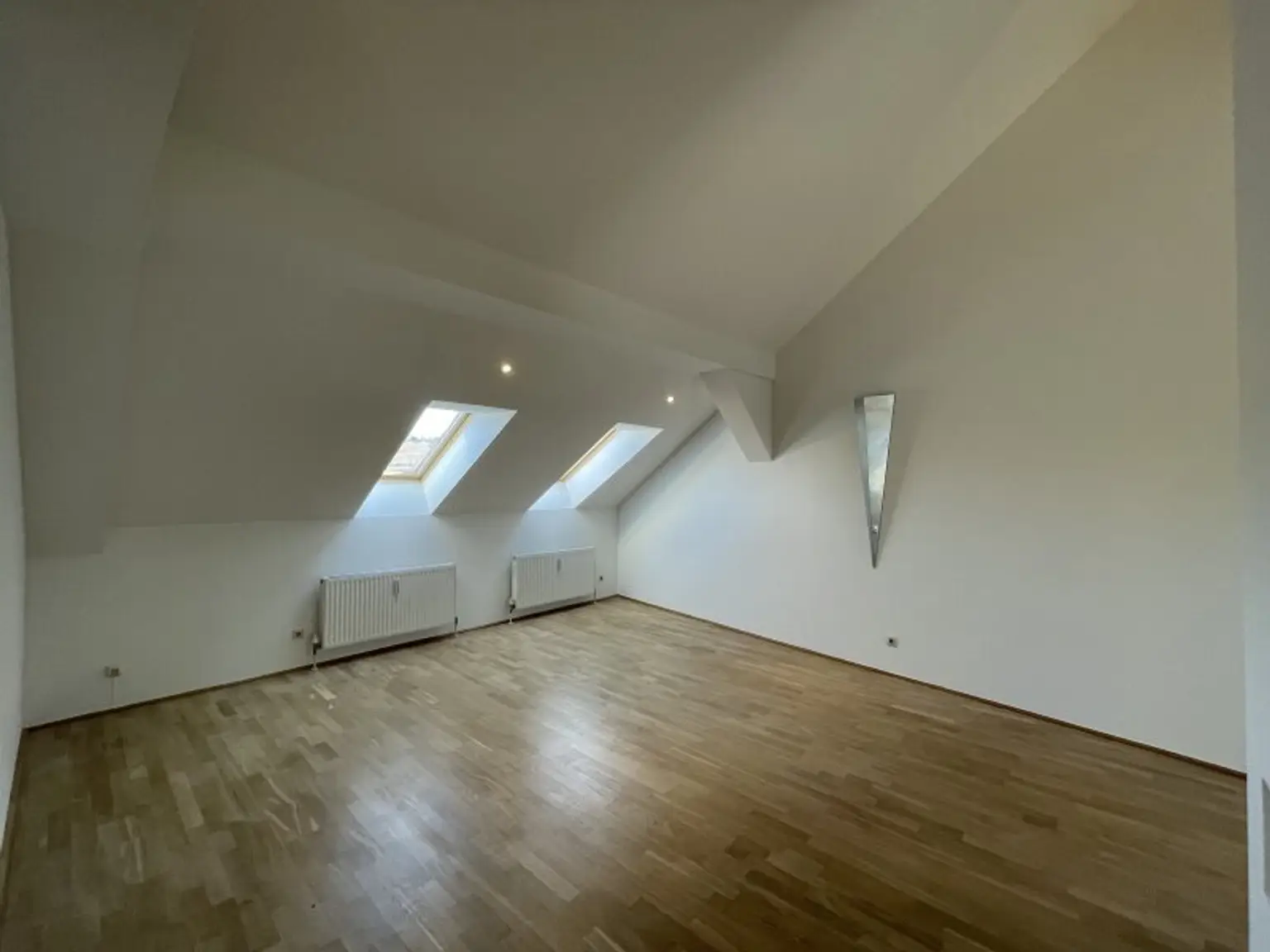 SANIERTE LUFTIGE DACHGESCHOSSWOHNUNG MIT BALKON - U4-NÄHE