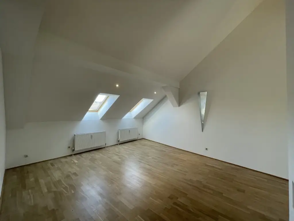 SANIERTE LUFTIGE DACHGESCHOSSWOHNUNG MIT BALKON - U4-NÄHE