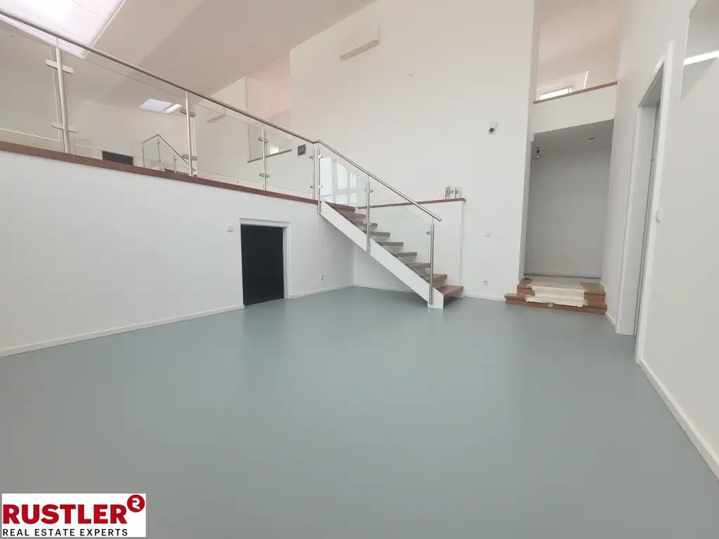 TRAUMHAFTE DG-WOHNUNG MIT BLICK AUF DIE KARLSKIRCHE!