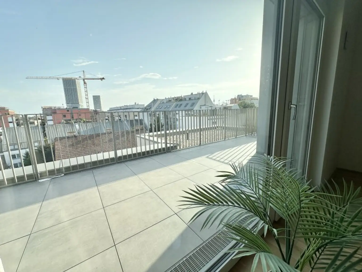 Hier müssen Sie schnell sein - AB SOFORT BEZIEHBAR!! Tolle 3 Zimmerdachgeschosswohnung + zwei Terrassen! Absolute Toplage! U1 Kagranerplatz!!
