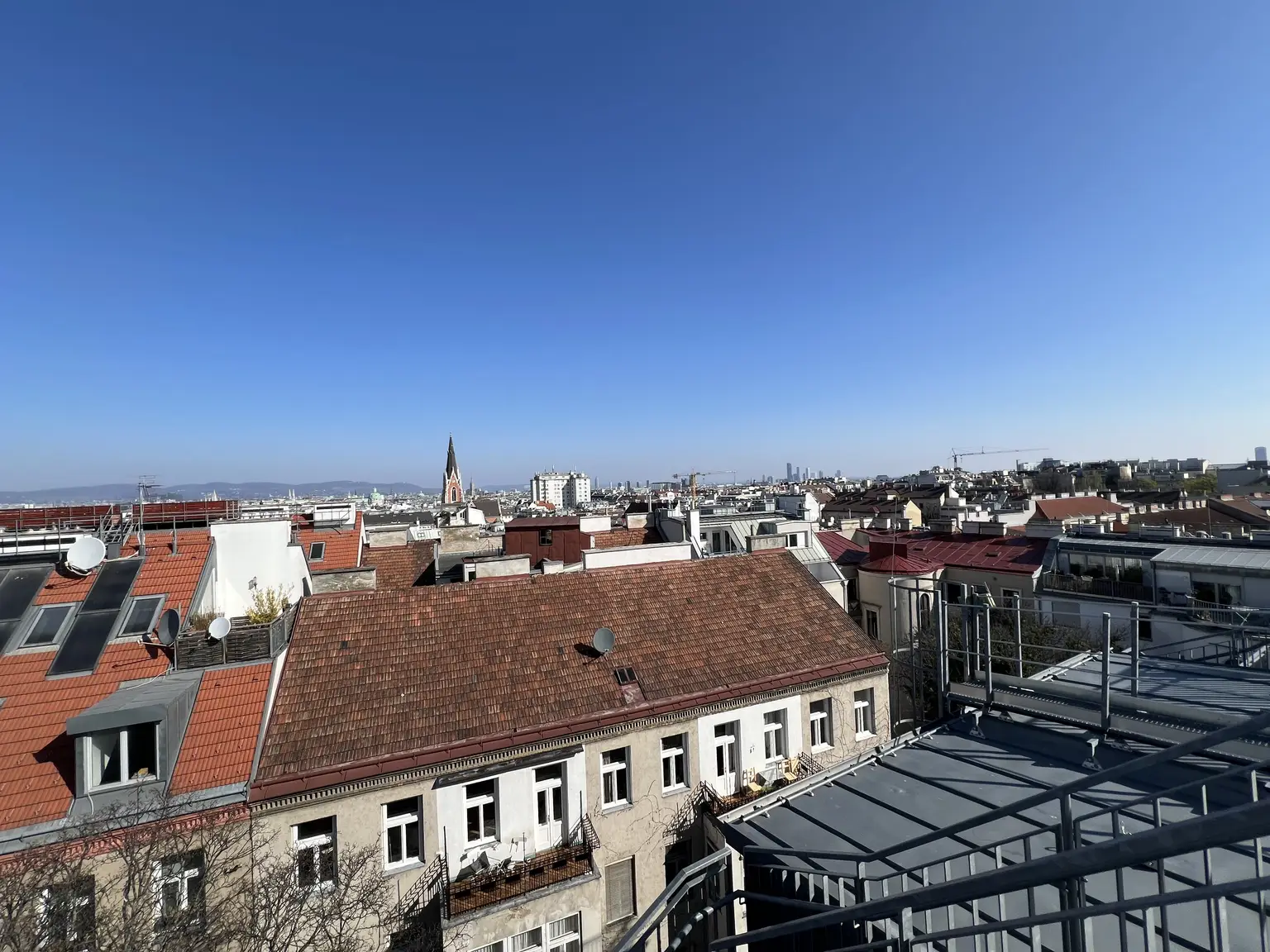 UNBEFRISTET: Attraktive, klimatisierte Dachgeschoss-Wohnung mit Balkonen und Dachterrasse und einmaligem Blick über Dächer Wiens