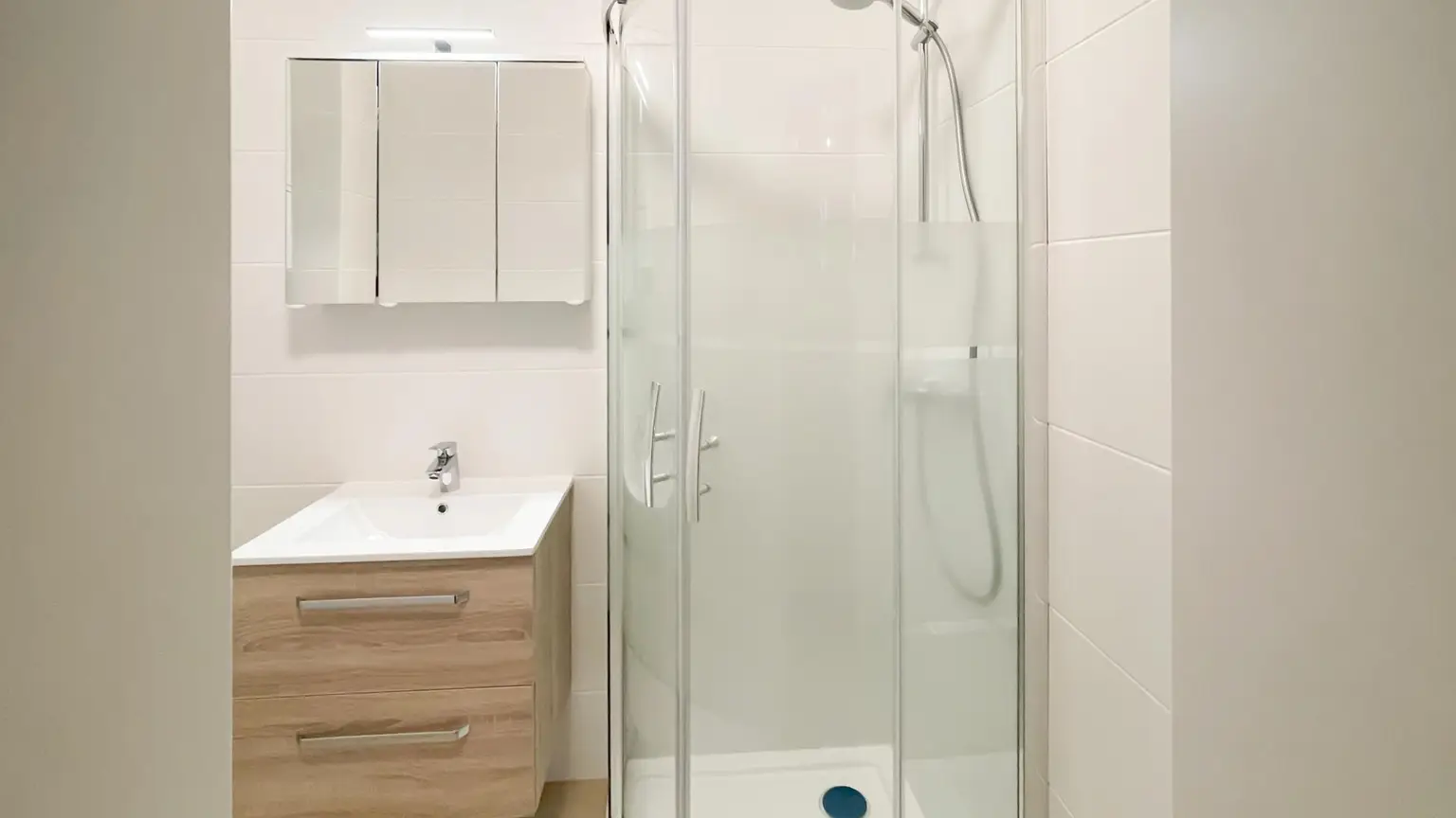 3 Zimmer mit Balkon, komplett neues Bad und WC