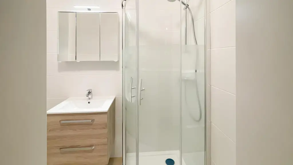 3 Zimmer mit Balkon, komplett neues Bad und WC