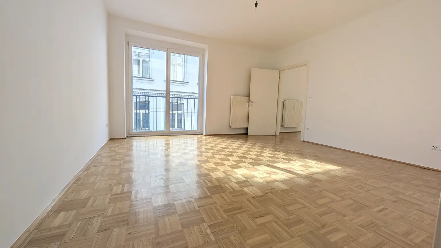 Lichtdurchflutete 2-Zimmer im 7. Liftstock, Liechtensteinstraße/Himmelpfortstiege, unbefristet, saniert