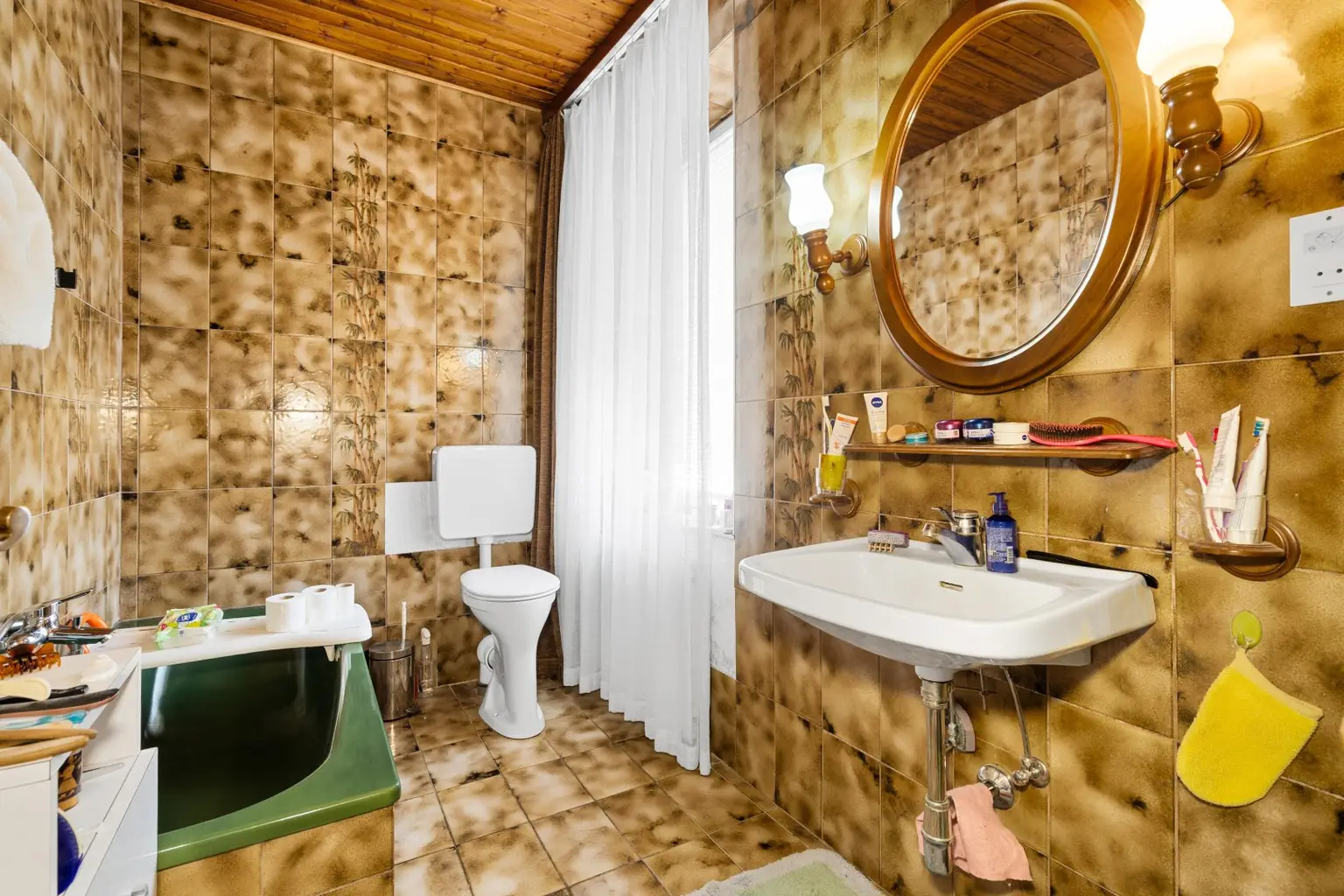 "Großzügiges Grundstück mit Pferdehof und sanierungsbedürftigem Haus – nur Minuten von Wien entfernt"