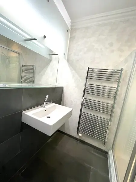 Altbau-Flair mit Balkon -   2-Zimmer Wohnung  - in Naschmarktnähe!