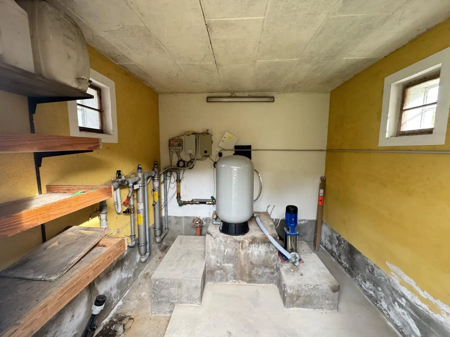 Sanierungsbedürftiges Mehrfamilienhaus mit großem Grundstück und hoher Bebauungsdichte