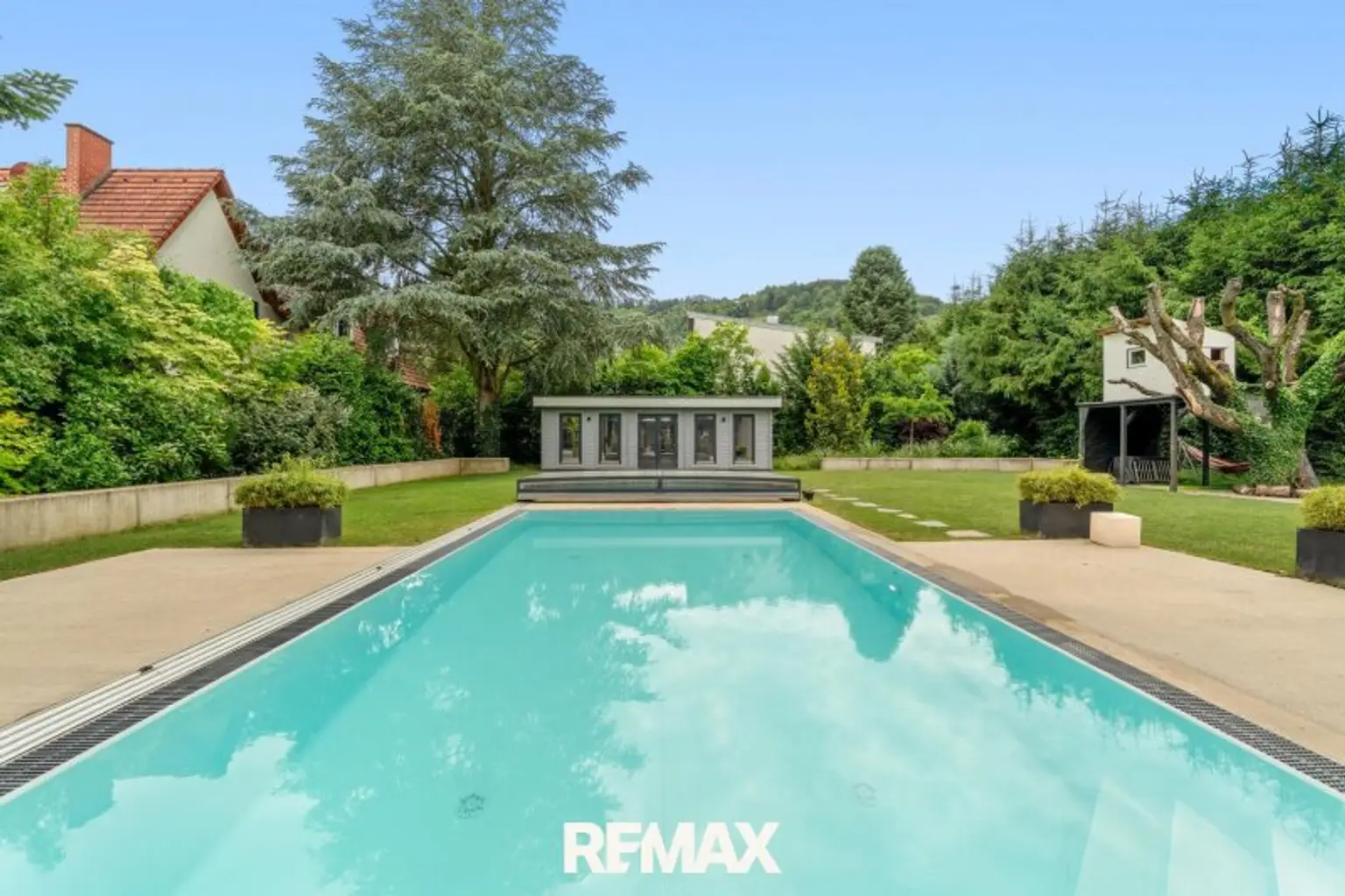 Beeindruckende Designer-Villa mit Pool und Poolhaus zum Soforteinzug!