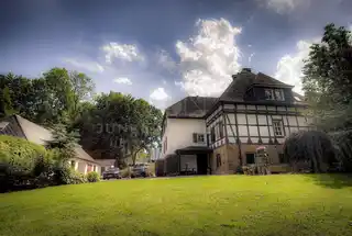 Grüne Oase mit altem Baumbestand