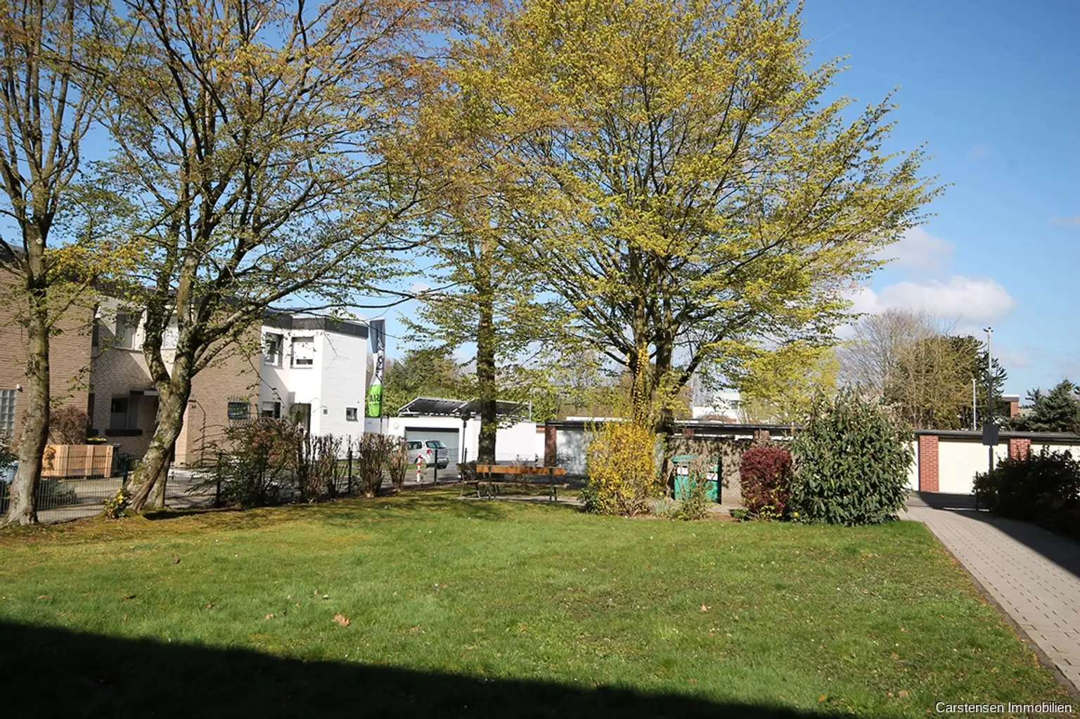 Rasenfläche vor dem Haus