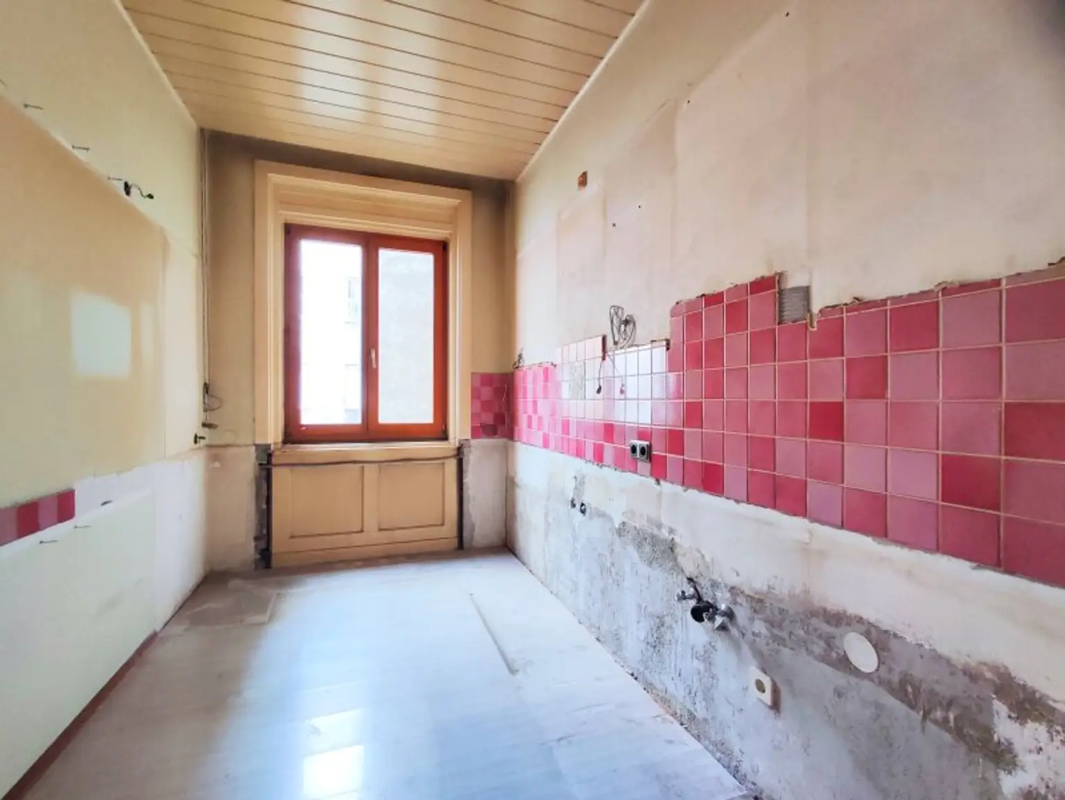 WESTSEITIGE LOGGIA - Sanierungsbedürftiger Altbau im 3.Stock