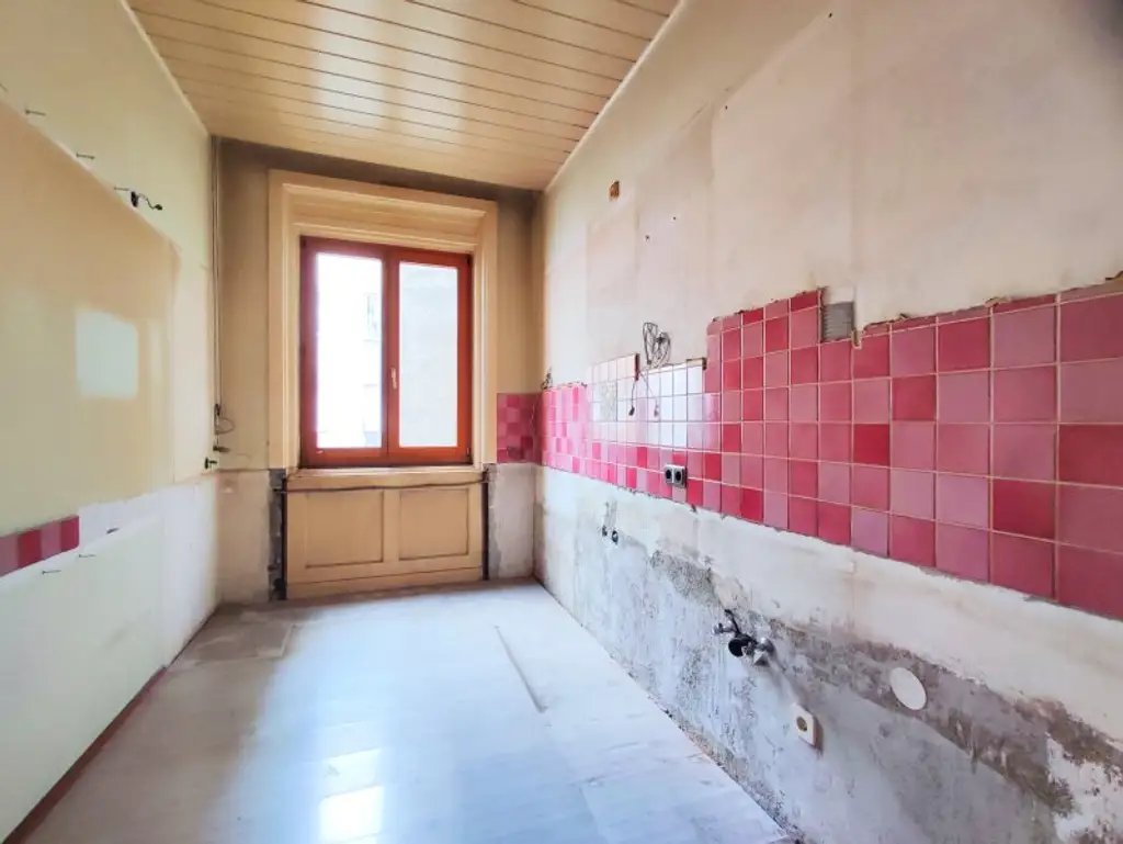 WESTSEITIGE LOGGIA - Sanierungsbedürftiger Altbau im 3.Stock
