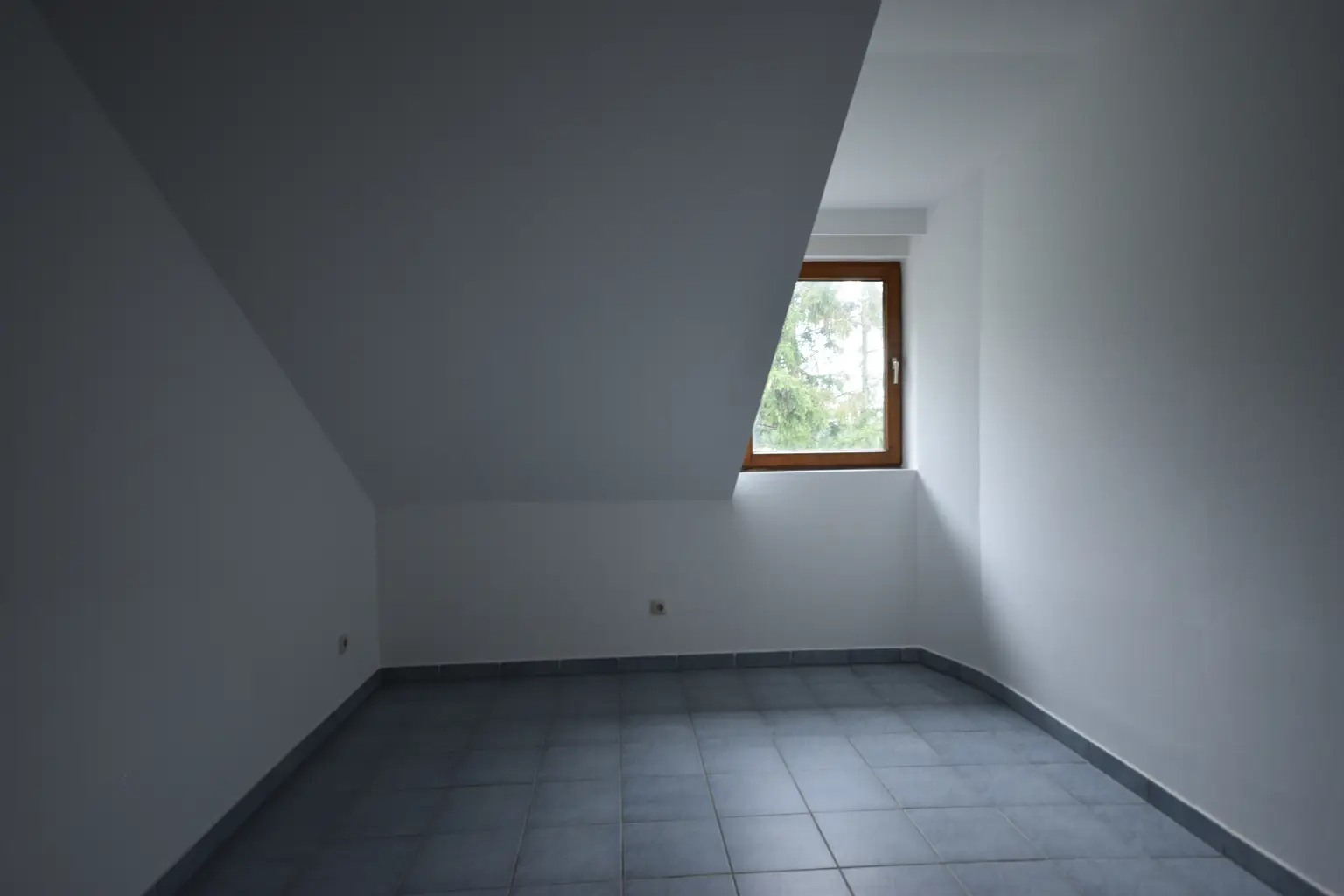 "GRÖDIG - Kleine gemütliche 2 Zimmer Wohnung mit Balkon und PKW-Stellplatz"