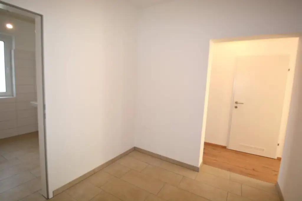 Neuwertige 2-Zimmer Wohnung mit moderner Einbauküche und Balkon in aufstrebendem Wohnviertel!