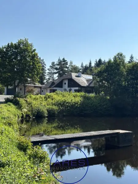 Villa mit Teich in Einzellage mit arrondierten ca. 5,6 ha großen Eigengrund